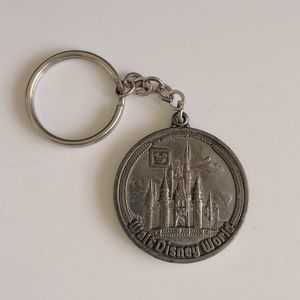 Vtg 1980s Walt Disney World 5 Magic Kingdom Lands Keychain Medallion